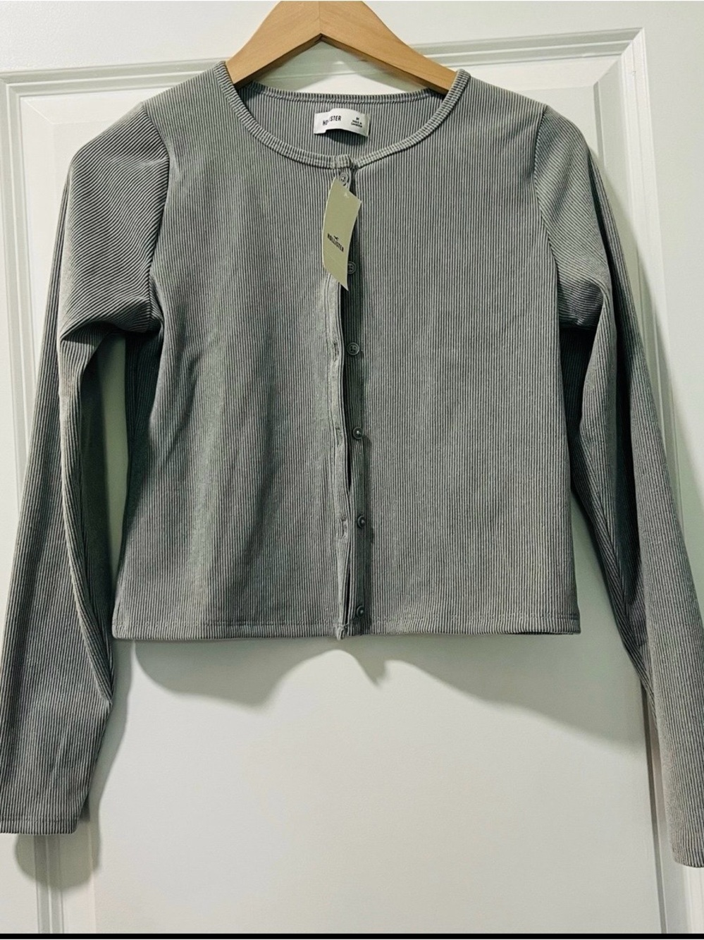 NWT Hollister Women’s Cozy Cropped Cardigan Sweater Grey Size Medium Super Soft